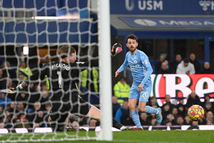 Man City giành chiến thắng gây tranh cãi, gia tăng cách biệt với Liverpool lên 6 điểm - Ảnh 6.