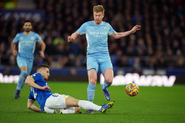 Man City giành chiến thắng gây tranh cãi, gia tăng cách biệt với Liverpool lên 6 điểm - Ảnh 4.