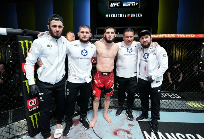 Islam Makhachev hủy diệt Bobby Green, đòi cơ hội tranh đai - Ảnh 2.