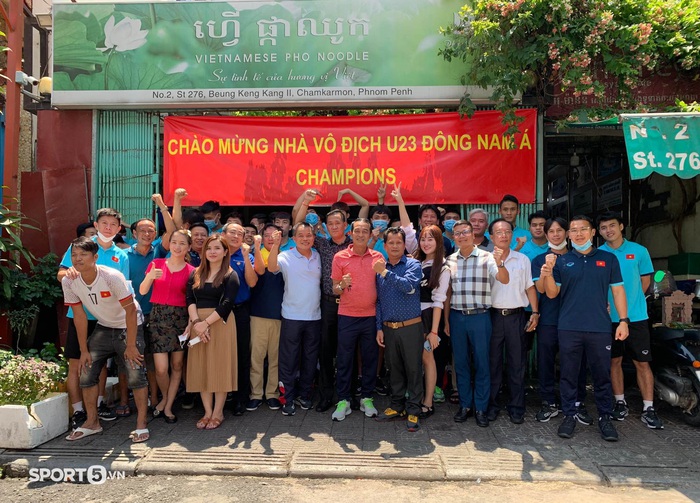 ĐT U23 Việt Nam gặp gỡ và cảm ơn đồng bào tại Campuchia sau hành trình giành chức vô địch U23 AFF Cup 2022 - Ảnh 1.