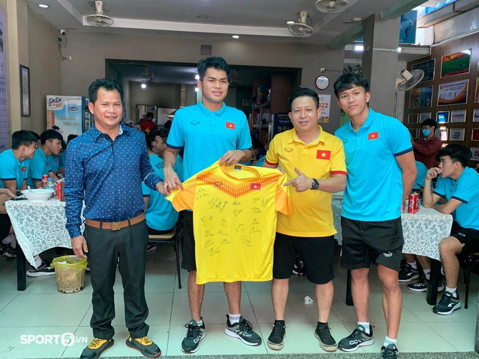 ĐT U23 Việt Nam gặp gỡ và cảm ơn đồng bào tại Campuchia sau hành trình giành chức vô địch U23 AFF Cup 2022 - Ảnh 2.
