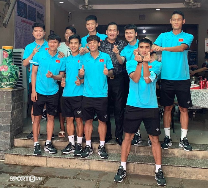 ĐT U23 Việt Nam gặp gỡ và cảm ơn đồng bào tại Campuchia sau hành trình giành chức vô địch U23 AFF Cup 2022 - Ảnh 3.