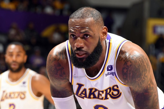 Giới thượng tầng NBA cho rằng LeBron James đã không thể “gánh team” được nữa - Ảnh 1.