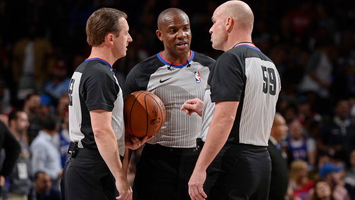 Một ngày của trọng tài NBA: Thể chất vượt trội, công việc căng thẳng và mức lương cao gấp 4  - Ảnh 2.