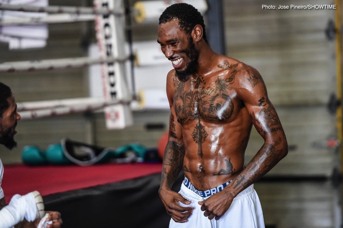Đang đi trên đường bỗng gặp phải cướp, nhà cựu vô địch boxing thế giới bị bắn 3 phát đạn - Ảnh 1.