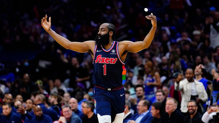 Kyrie Irving và James Harden nói gì trong ngày đối đầu tại Wells Fargo Center? - Ảnh 2.