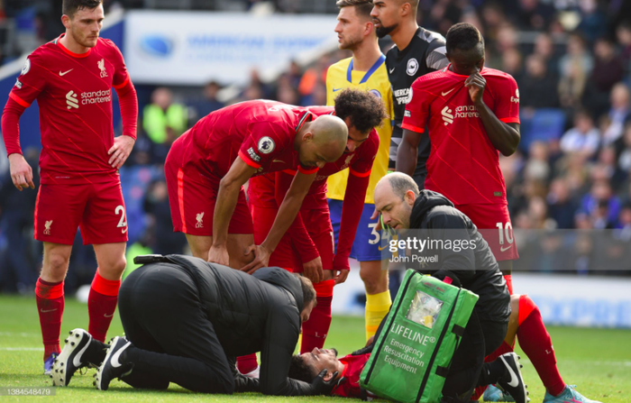 Thủ môn Brighton lên gối thô bạo với tiền đạo Liverpool và cái kết khiến các chuyên gia bất bình - Ảnh 3.