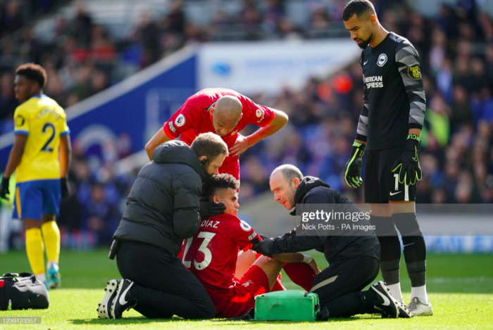 Thủ môn Brighton lên gối thô bạo với tiền đạo Liverpool và cái kết khiến các chuyên gia bất bình - Ảnh 4.