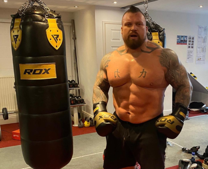 Hai lực sĩ Thor Bjornsson và Eddie Hall khoe thể trạng đáng nể trước thềm trận boxing nặng ký nhất lịch sử - Ảnh 2.