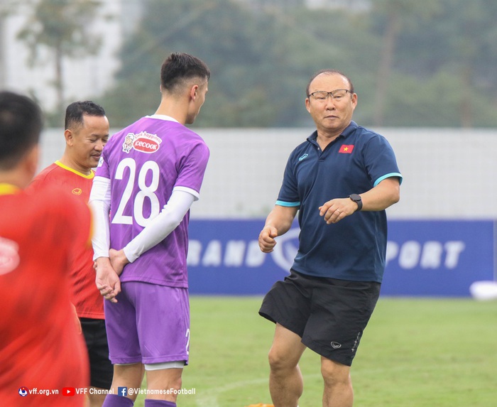 HLV Park Hang-seo quan tâm đặc biệt, trực tiếp thị phạm cho tân binh Adriano Schmidt  - Ảnh 2.