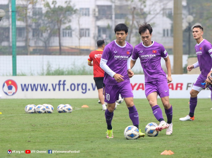 HLV Park Hang-seo quan tâm đặc biệt, trực tiếp thị phạm cho tân binh Adriano Schmidt  - Ảnh 7.