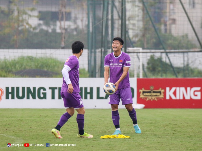 HLV Park Hang-seo quan tâm đặc biệt, trực tiếp thị phạm cho tân binh Adriano Schmidt  - Ảnh 9.