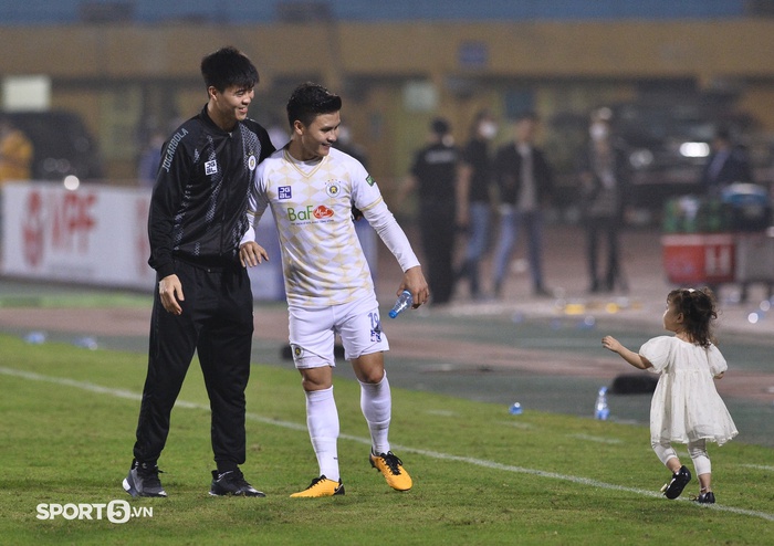 Quang Hải quên hết suy tư, vui đùa cùng cháu gái sau trận đấu Hà Nội FC vs Thanh Hóa - Ảnh 3.