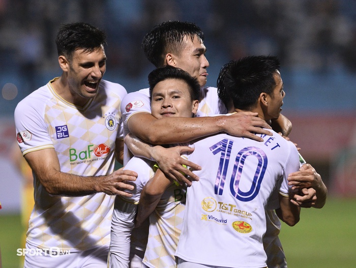 Quang Hải quên hết suy tư, vui đùa cùng cháu gái sau trận đấu Hà Nội FC vs Thanh Hóa - Ảnh 7.