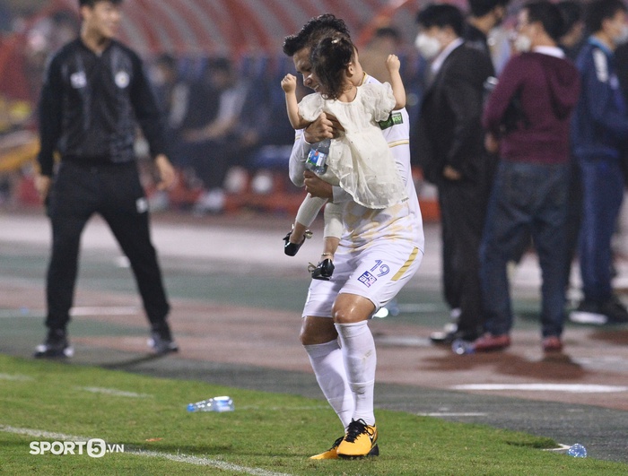 Quang Hải quên hết suy tư, vui đùa cùng cháu gái sau trận đấu Hà Nội FC vs Thanh Hóa - Ảnh 1.