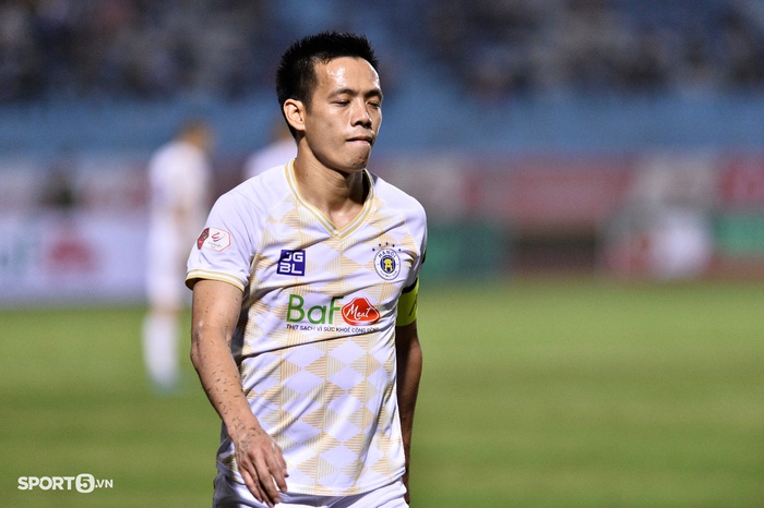 Đồng nghiệp liên tục bắt việt vị sai, trọng tài chính trận Hà Nội FC vs Thanh Hóa vất vả 