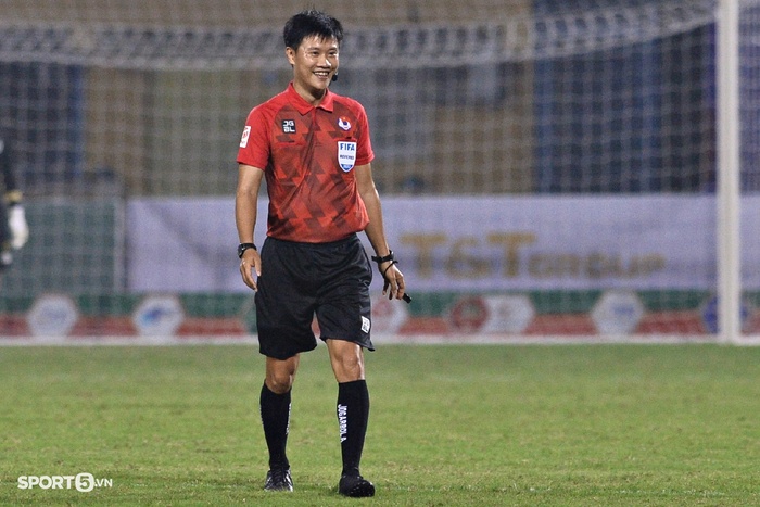 Đồng nghiệp liên tục bắt việt vị sai, trọng tài chính trận Hà Nội FC vs Thanh Hóa vất vả 