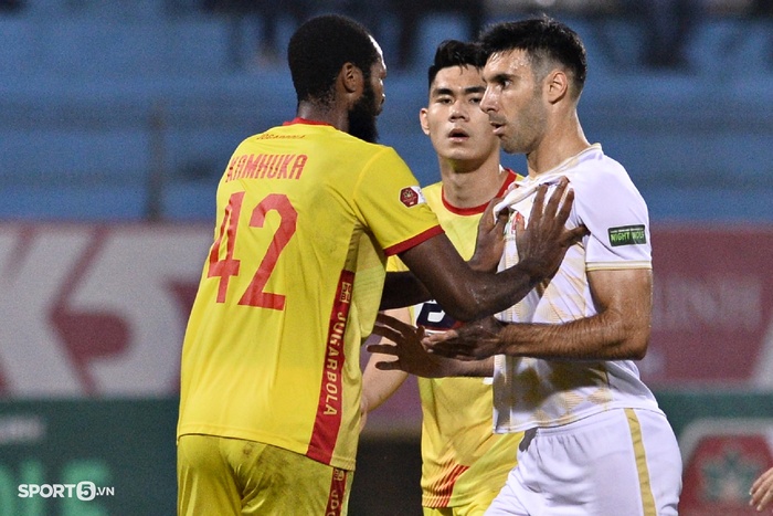 Đồng nghiệp liên tục bắt việt vị sai, trọng tài chính trận Hà Nội FC vs Thanh Hóa vất vả 