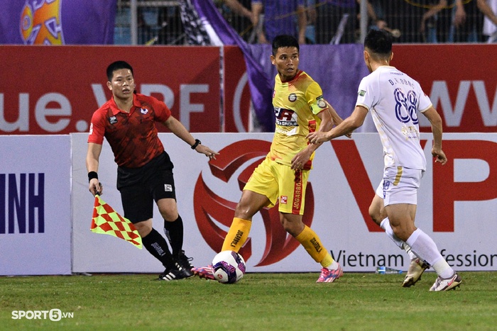 Đồng nghiệp liên tục bắt việt vị sai, trọng tài chính trận Hà Nội FC vs Thanh Hóa vất vả 