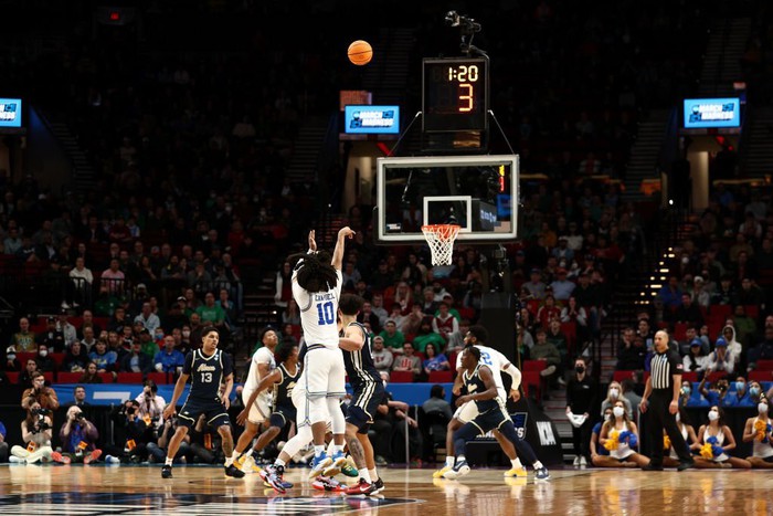 Johnny Juzang mở màn NCAA March Madness đầy khó khăn trong ngày sinh nhật tuổi 21 - Ảnh 2.