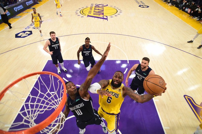 Xóa bỏ cách biệt 21 điểm, Los Angeles Lakers tự thua ở hiệp 4 bằng màn trình diễn nhạt nhòa - Ảnh 2.