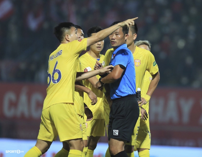 Cầu thủ Nam Định mách trọng tài xem màn hình khiến Hải Phòng mất bàn thắng - Ảnh 3.