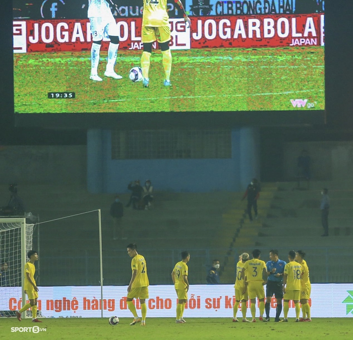 Cầu thủ Nam Định mách trọng tài xem màn hình khiến Hải Phòng mất bàn thắng - Ảnh 4.