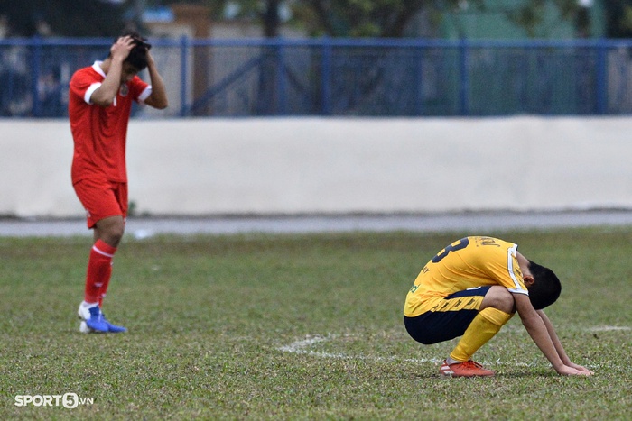 U19 Nutifood nẩu cáu, thầy Giôm bất lực vì &quot;tiểu xảo&quot; đúng luật của U19 Nam Định   - Ảnh 10.