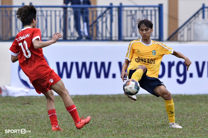 U19 Nutifood nẩu cáu, thầy Giôm bất lực vì &quot;tiểu xảo&quot; đúng luật của U19 Nam Định   - Ảnh 9.