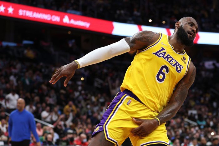 LeBron James vượt Karl Malone trong ngày buồn rười rượi - Ảnh 1.