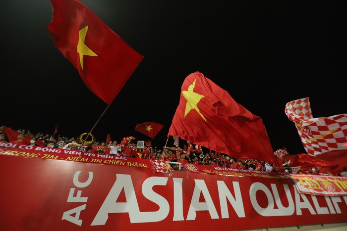 ĐT Việt Nam tri ân người hâm mộ sau trận thua Oman - Ảnh 6.