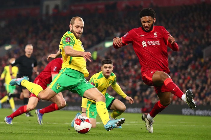 Sao Nhật Bản lập cú đúp, Liverpool giành chiến thắng hú vía để vào tứ kết FA Cup - Ảnh 3.