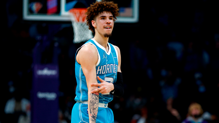 Post ảnh phản cảm bên siêu xe của LaMelo Ball, CĐV nhận lời đe dọa từ sao Charlotte Hornets - Ảnh 2.