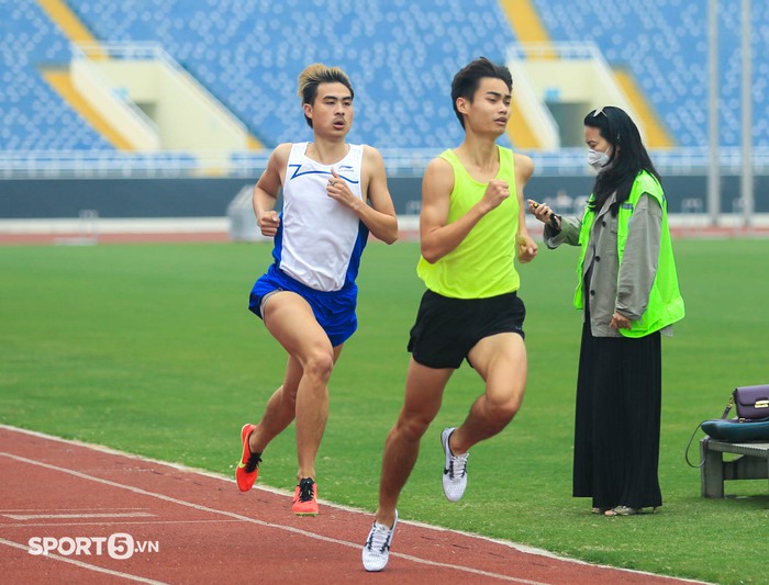 Khuất Phương Anh nổi bật trên đường đua 800m, gần chạm mốc HCV SEA Games - Ảnh 9.