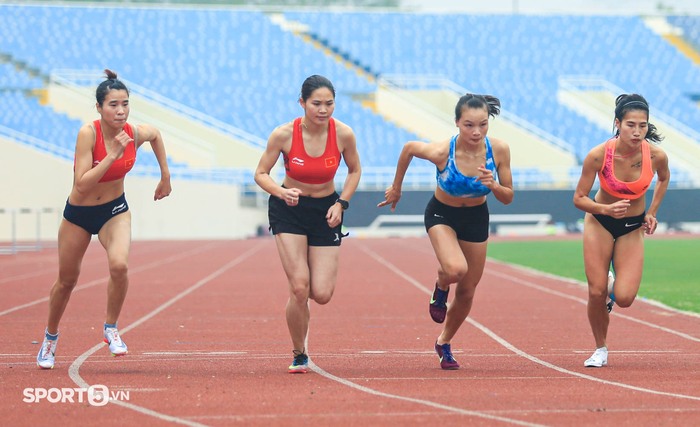 Khuất Phương Anh nổi bật trên đường đua 800m, gần chạm mốc HCV SEA Games - Ảnh 1.