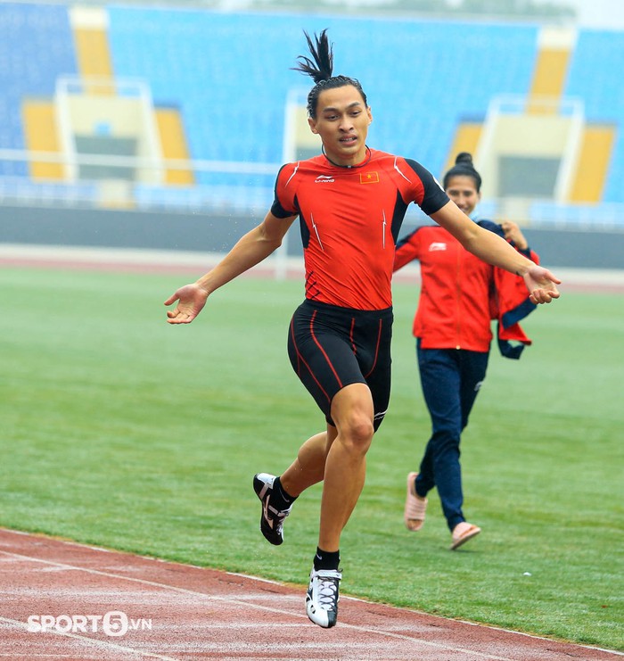 &quot;Hot boy múa quạt&quot; Nhật Hoàng và Quách Thị Lan chắc suất dự nội dung 400m SEA Games 31 - Ảnh 3.