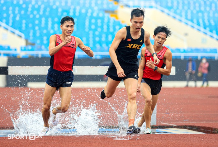 &quot;Hot boy múa quạt&quot; Nhật Hoàng và Quách Thị Lan chắc suất dự nội dung 400m SEA Games 31 - Ảnh 8.