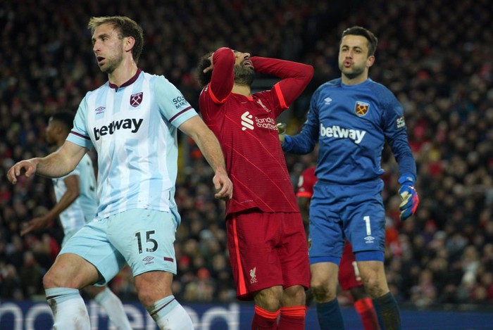 Liverpool chật vật trả nợ, đẩy derby Manchester đến sát mép 