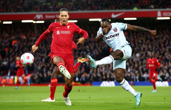 Liverpool chật vật trả nợ, đẩy derby Manchester đến sát mép 