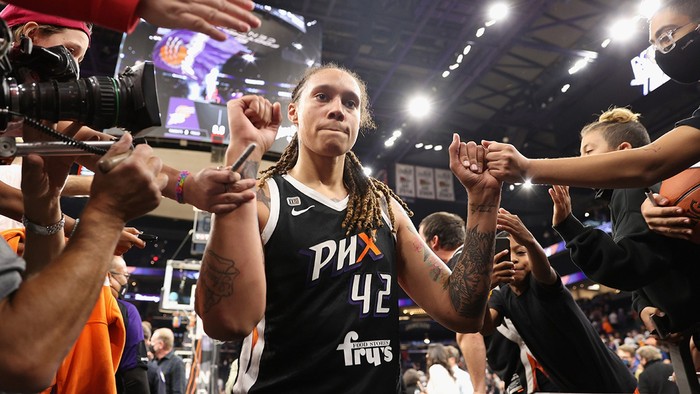 Ngôi sao bóng rổ nữ Mỹ Brittney Griner bị bắt tại Nga vì tội tàng trữ, vận chuyển cần sa - Ảnh 2.