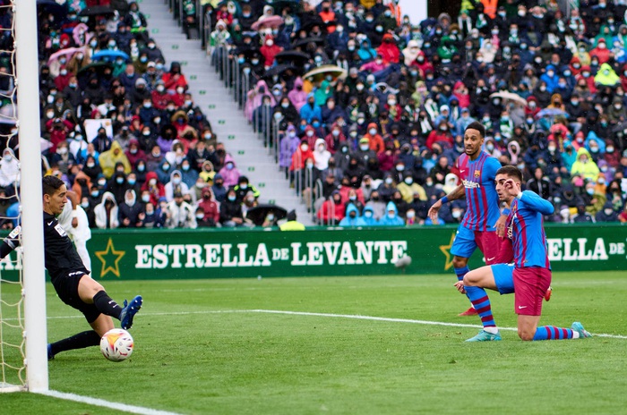 HLV Xavi thay người "mát tay" giúp Barca lội ngược dòng vươn lên top 3 của La Liga - Ảnh 4.