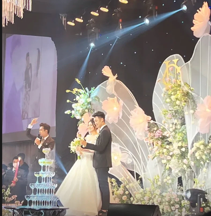 Cập nhật đám cưới Thành Chung và Tố Uyên hôm nay: Cô dâu chú rể rạng rỡ trên sân khấu - Ảnh 2.