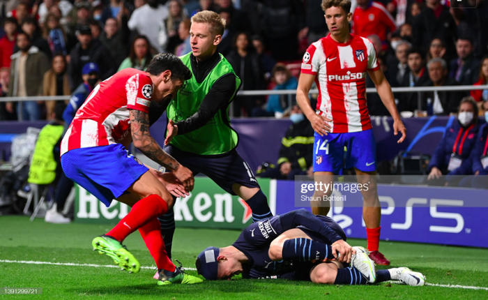 Savic (Atletico) húc vào mặt Sterling, túm tóc Grealish - Ảnh 5.