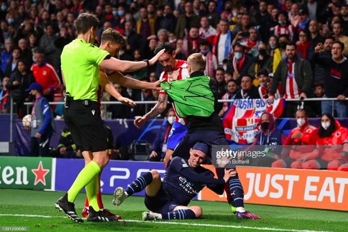 Savic (Atletico) húc vào mặt Sterling, túm tóc Grealish - Ảnh 6.