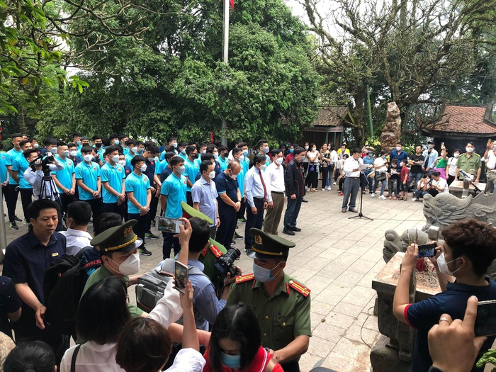 U23 Việt Nam viếng đền Hùng trước hai trận đấu tổng duyệt cho SEA Games 31 - Ảnh 2.