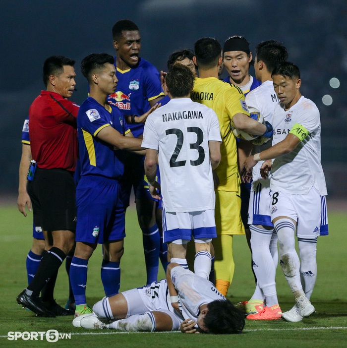 Công Phượng nổi nóng, mở ra xô xát giữa cầu thủ HAGL và Yokohama F. Marinos - Ảnh 6.