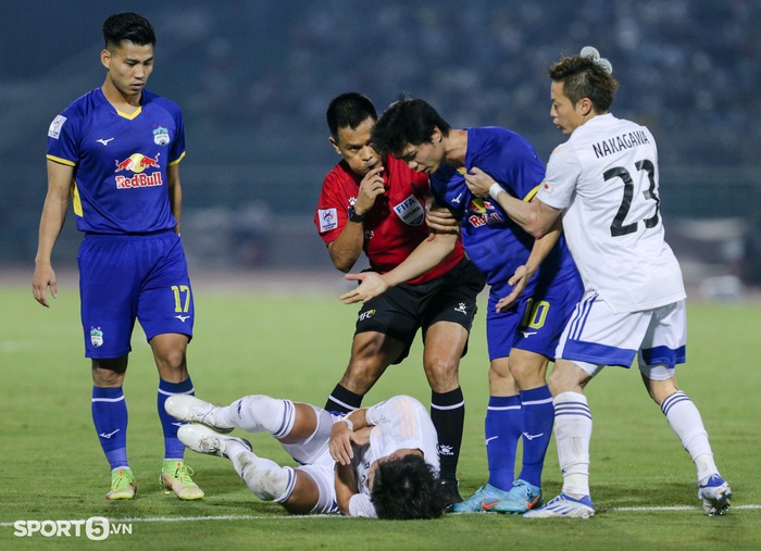 Công Phượng nổi nóng, mở ra xô xát giữa cầu thủ HAGL và Yokohama F. Marinos - Ảnh 2.