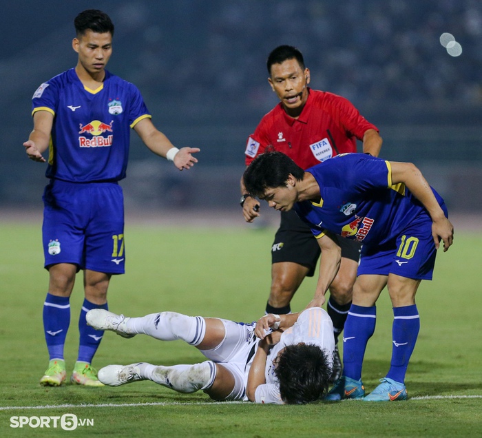 Công Phượng nổi nóng, mở ra xô xát giữa cầu thủ HAGL và Yokohama F. Marinos - Ảnh 1.