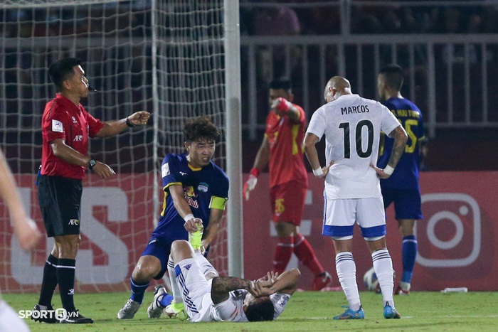 Xuân Trường thi đấu fair-play dù đội nhà đang bị dẫn trước tại AFC Champions League - Ảnh 1.