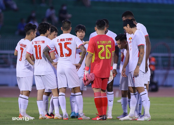 Trực tiếp HAGL 0-0 Sydney FC, 18h ngày 19/4: Hồng Duy mắc lỗi, chủ nhà thoát penalty  - Ảnh 1.